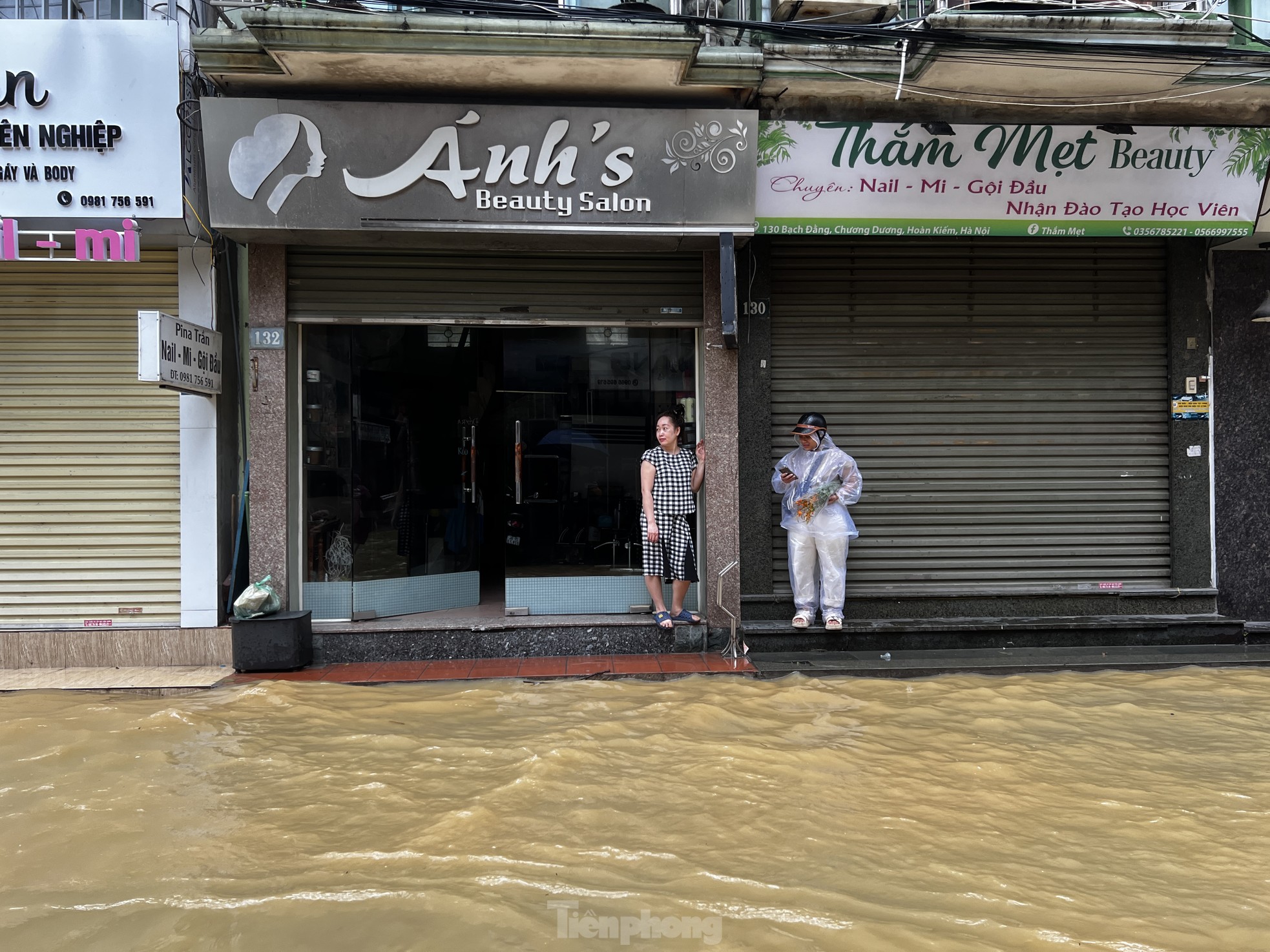 Hà Nội: Mất điện, ngập sâu, hàng trăm dân ngoài đê di tản ảnh 6