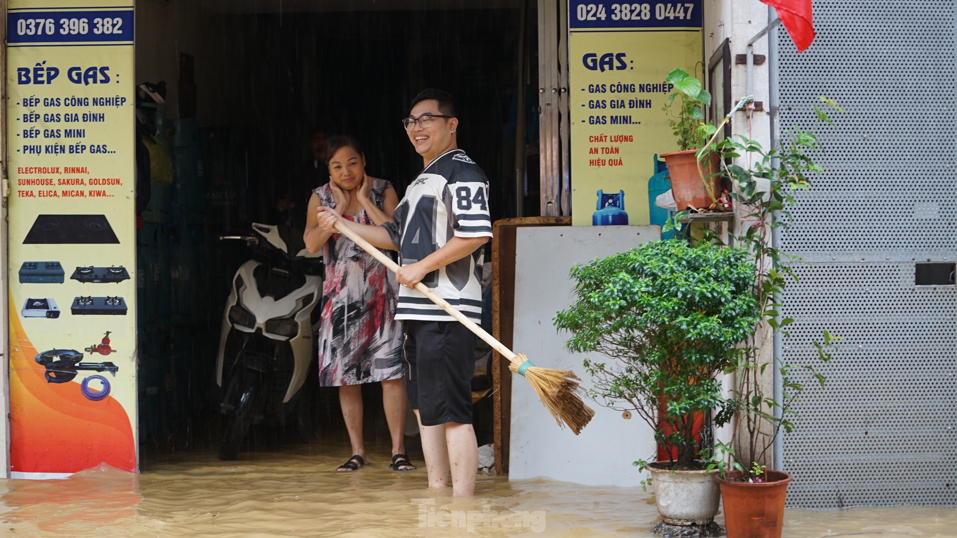 Hà Nội: Mất điện, ngập sâu, hàng trăm dân ngoài đê di tản ảnh 7