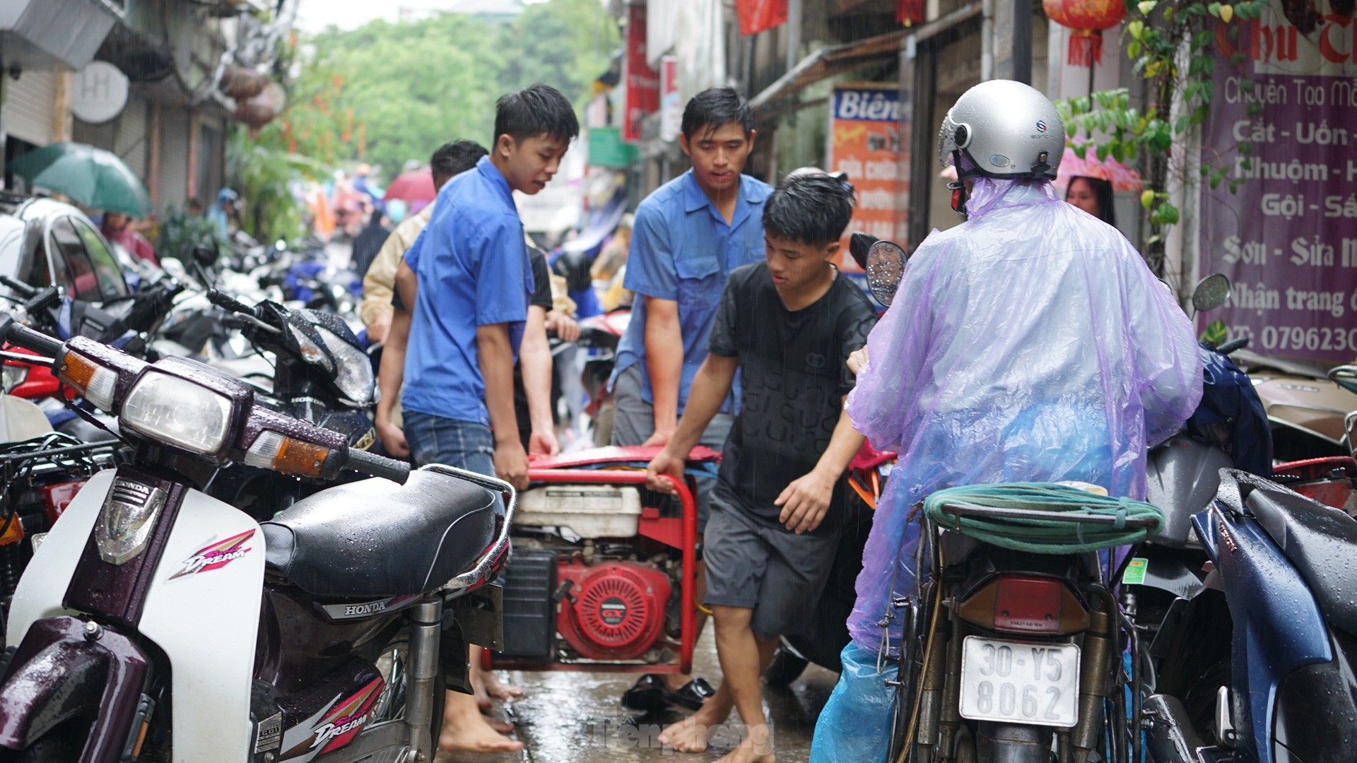 Hà Nội: Mất điện, ngập sâu, hàng trăm dân ngoài đê di tản ảnh 8