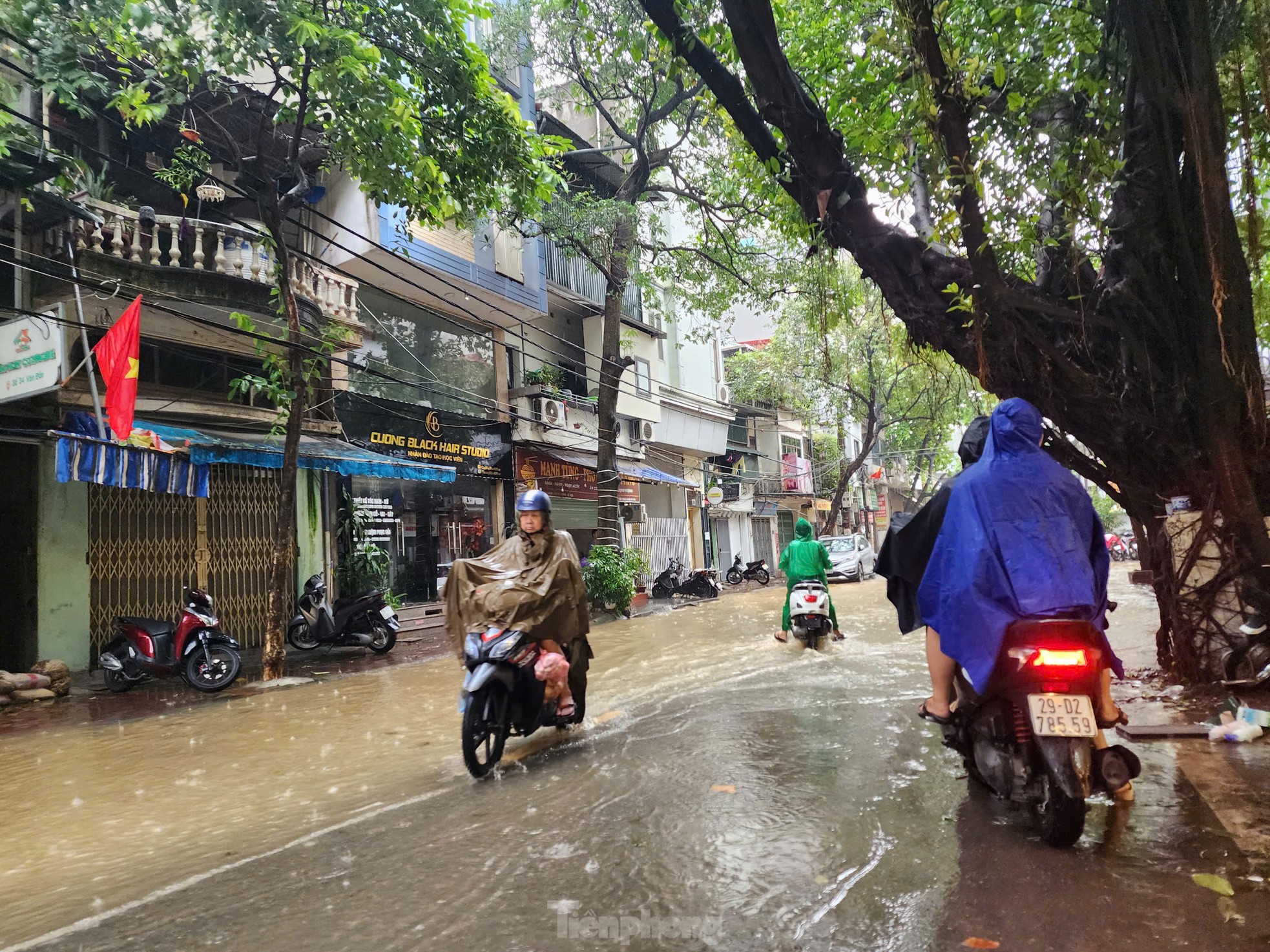 Hà Nội: Mất điện, ngập sâu, hàng trăm dân ngoài đê di tản ảnh 10