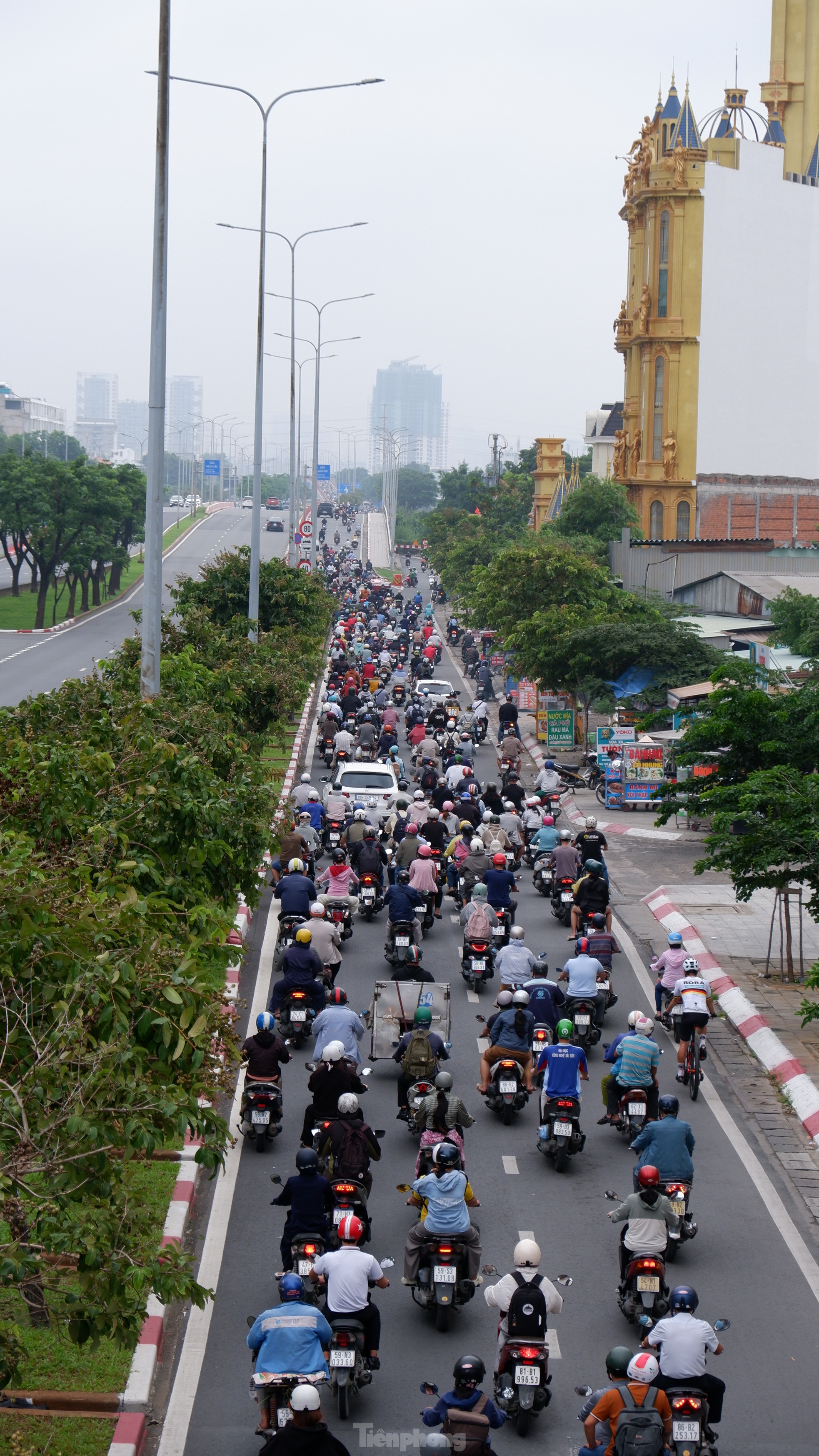 Bầu trời TPHCM mịt mù, bụi mịn vượt chuẩn ảnh 4