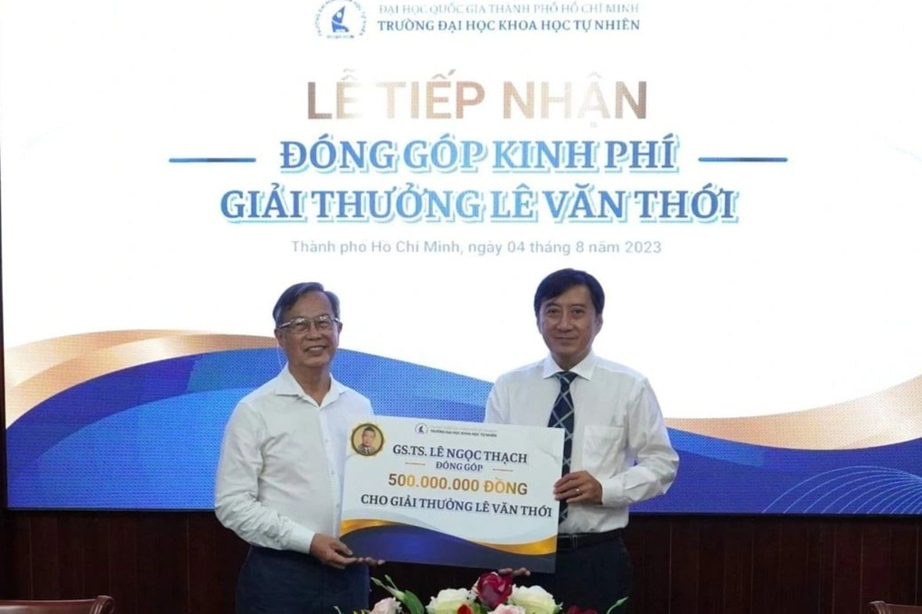 Thầy giáo rút hết tiền tiết kiệm gửi vùng lũ từng ủng hộ học trò nhiều tỷ - 2