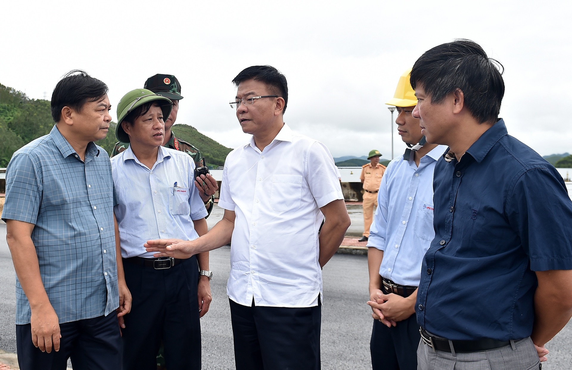 Phó Thủ tướng Lê Thành Long kiểm tra tình hình hồ thủy điện Thác Bà- Ảnh 3.