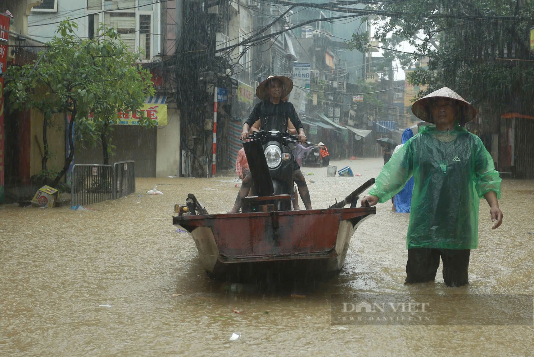 Dùng thuyền 