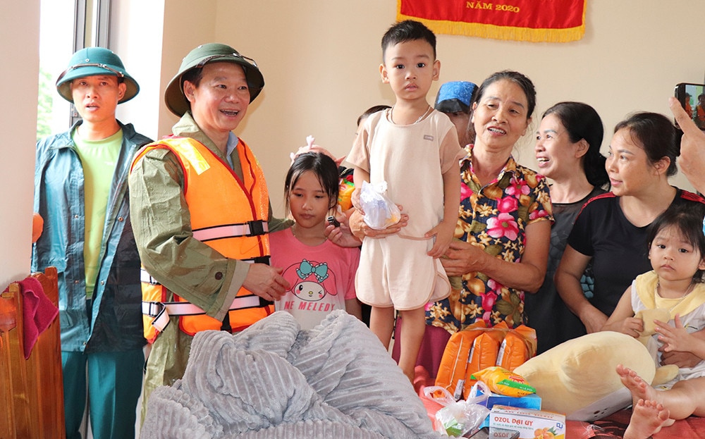 Bộ trưởng Bộ Tài nguyên và Môi trường Đỗ Đức Duy thăm hỏi động viên bà con đang tránh trú tại khu vực trụ sở UBND thị trấn Cổ Phúc, huyện Trấn Yên