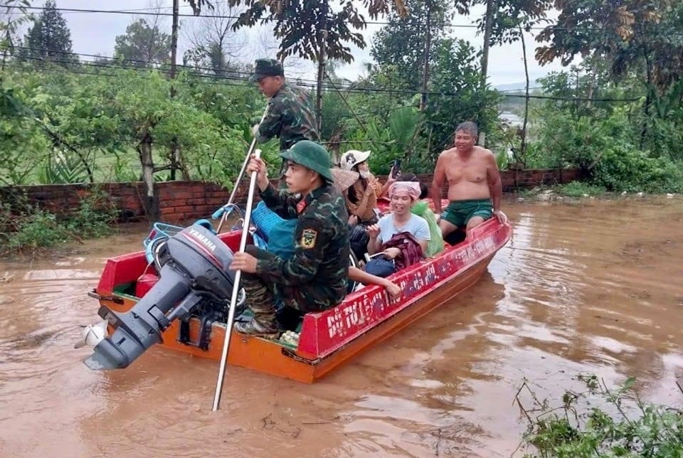 Chính quyền di dời người dân xóm Đồi Ó (xã Tích Giang) đến nơi an toàn.