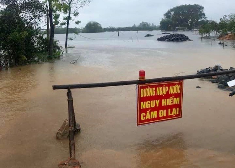 Tình trạng ngập lụt xảy ra diện rộng, chính quyền các địa phương phải lắp đặt nhiều biển cảnh báo, chỉ dẫn để bảo đảm an toàn giao thông.