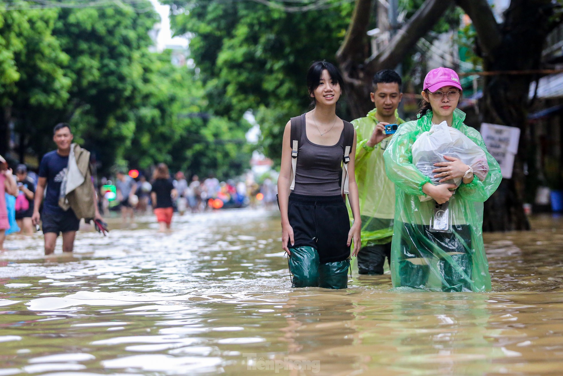 Người dân 'thủ phủ' quất Tứ Liên lội nước cứu cây ảnh 8