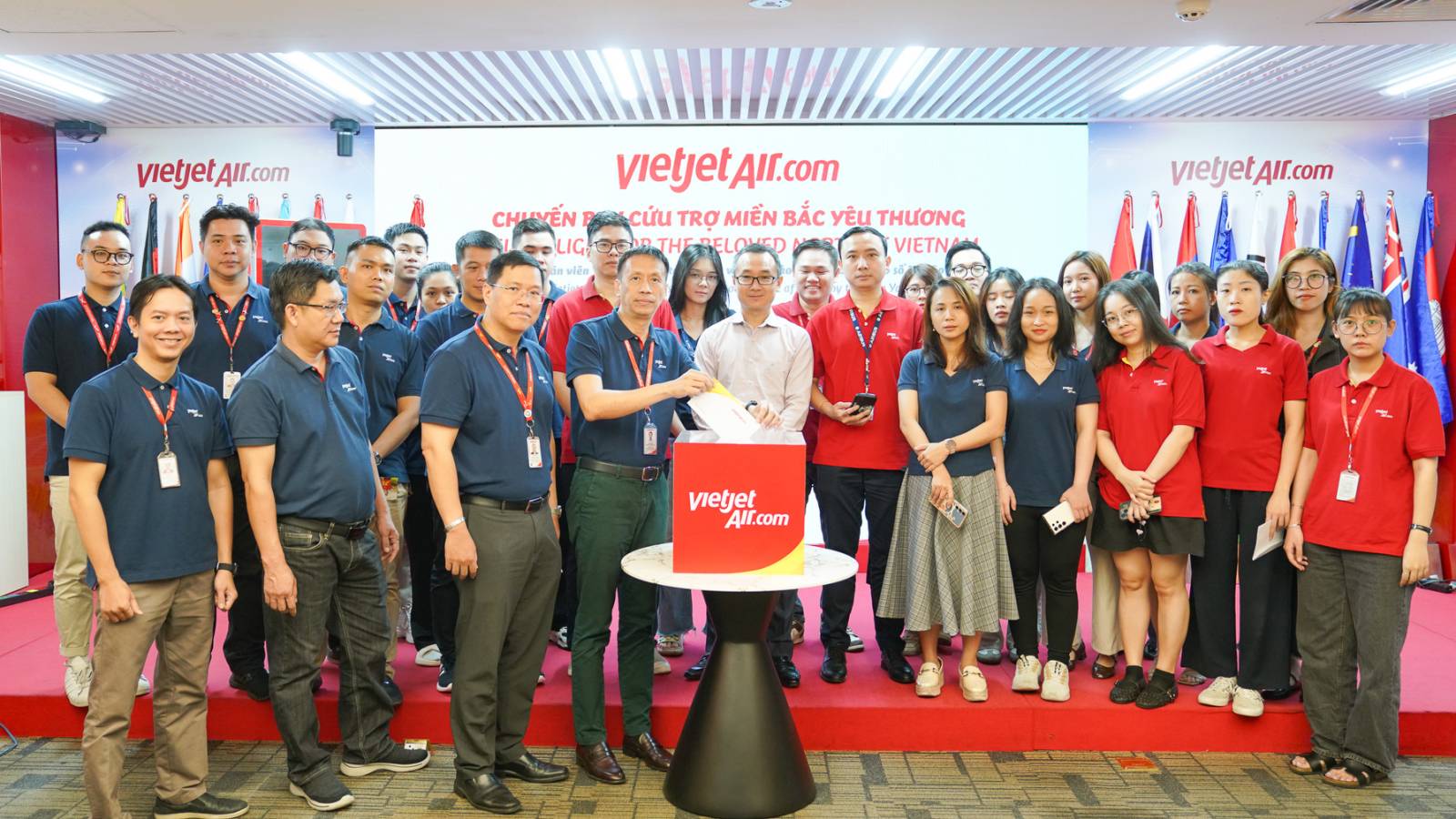 Vietjet chung tay ủng hộ người dân vùng lũ- Ảnh 6.