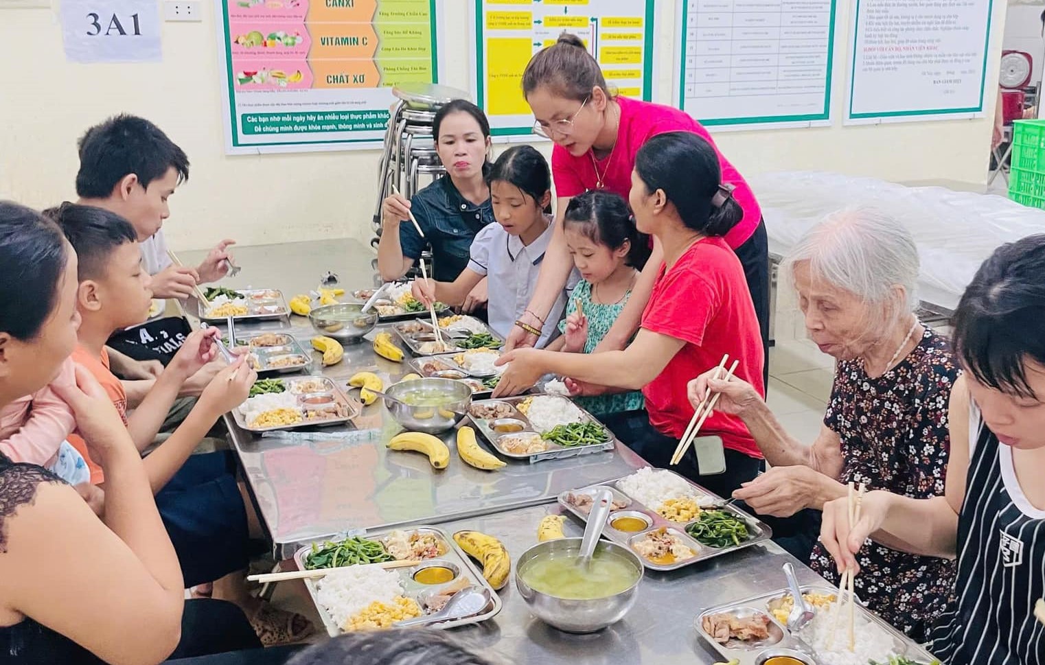 Trường học trở thành nơi đến sơ tán: 'Tình người trong mưa lũ' - Ảnh 5.