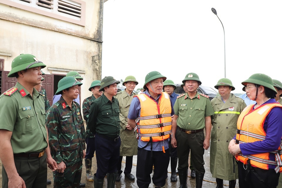 Phó Thủ tướng Thường trực Chính phủ Nguyễn Hòa Bình chỉ đạo công tác phòng, chống lụt bão tại Cụm công trình đầu mối cống và âu thuyền Tắc Giang. Ảnh: Công an Hà Nam