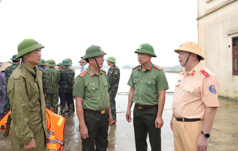 Đại tá Tô Anh Dũng - Ủy viên BTV Tỉnh ủy, Bí thư Đảng ủy, Giám đốc Công an tỉnh đã báo cáo với đồng chí Thượng tướng Trần Quốc Tỏ, Thứ trưởng Bộ Công an và đoàn công tác về tình hình, kết quả phòng, chống bão lũ của Công an tỉnh Hà Nam.