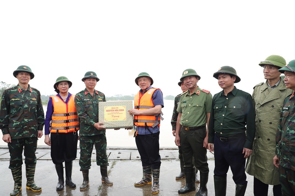 Phó Thủ tướng Thường trực Chính phủ Nguyễn Hòa Bình tặng quà động viên lực lượng Quân đội. Ảnh: Công an Hà Nam