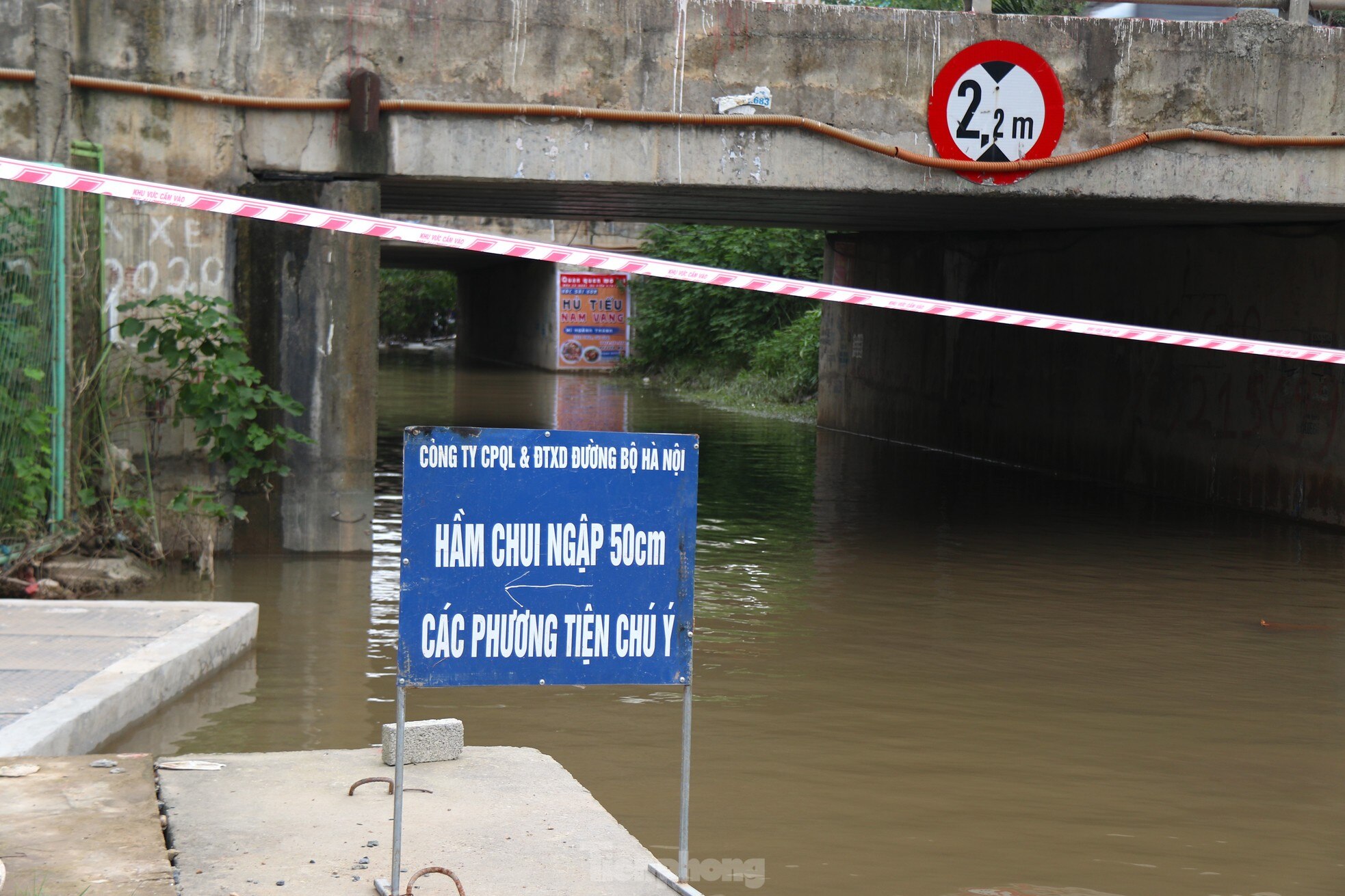 Đường gom, hầm chui Đại lộ Thăng Long nhiều đoạn vẫn ngập sâu ảnh 8