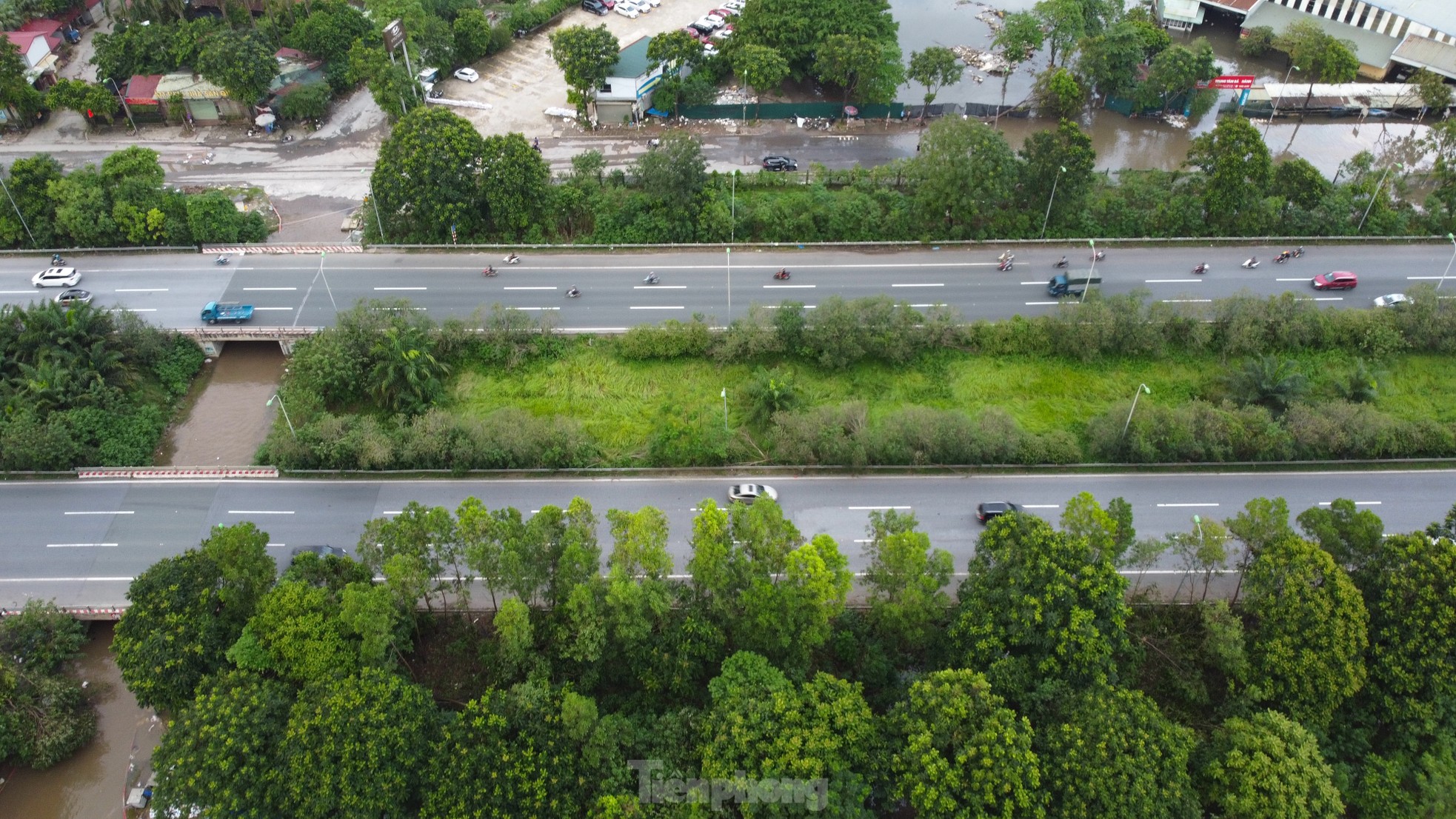 Đường gom, hầm chui Đại lộ Thăng Long nhiều đoạn vẫn ngập sâu ảnh 11