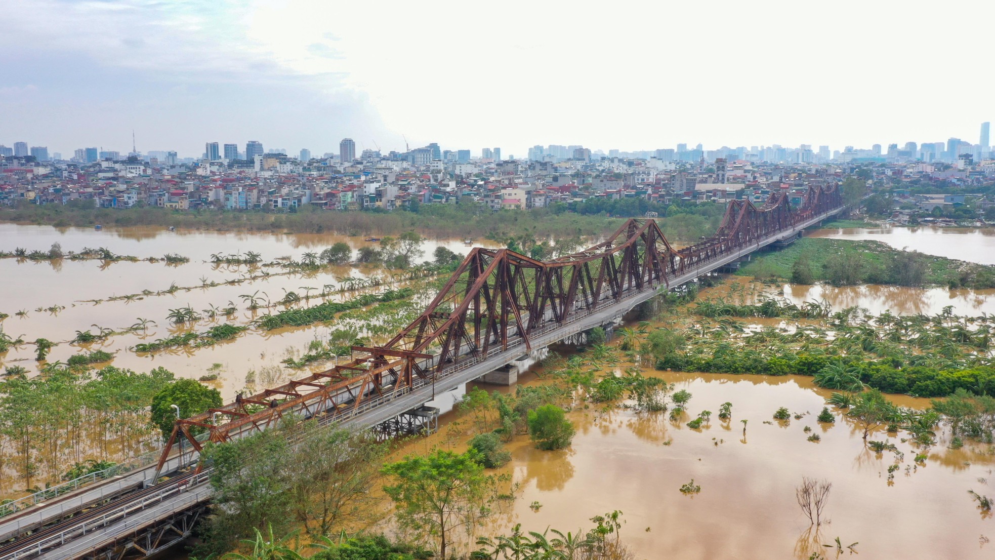 Mực nước sông Hồng giảm dần, bãi giữa dần lộ diện ảnh 6