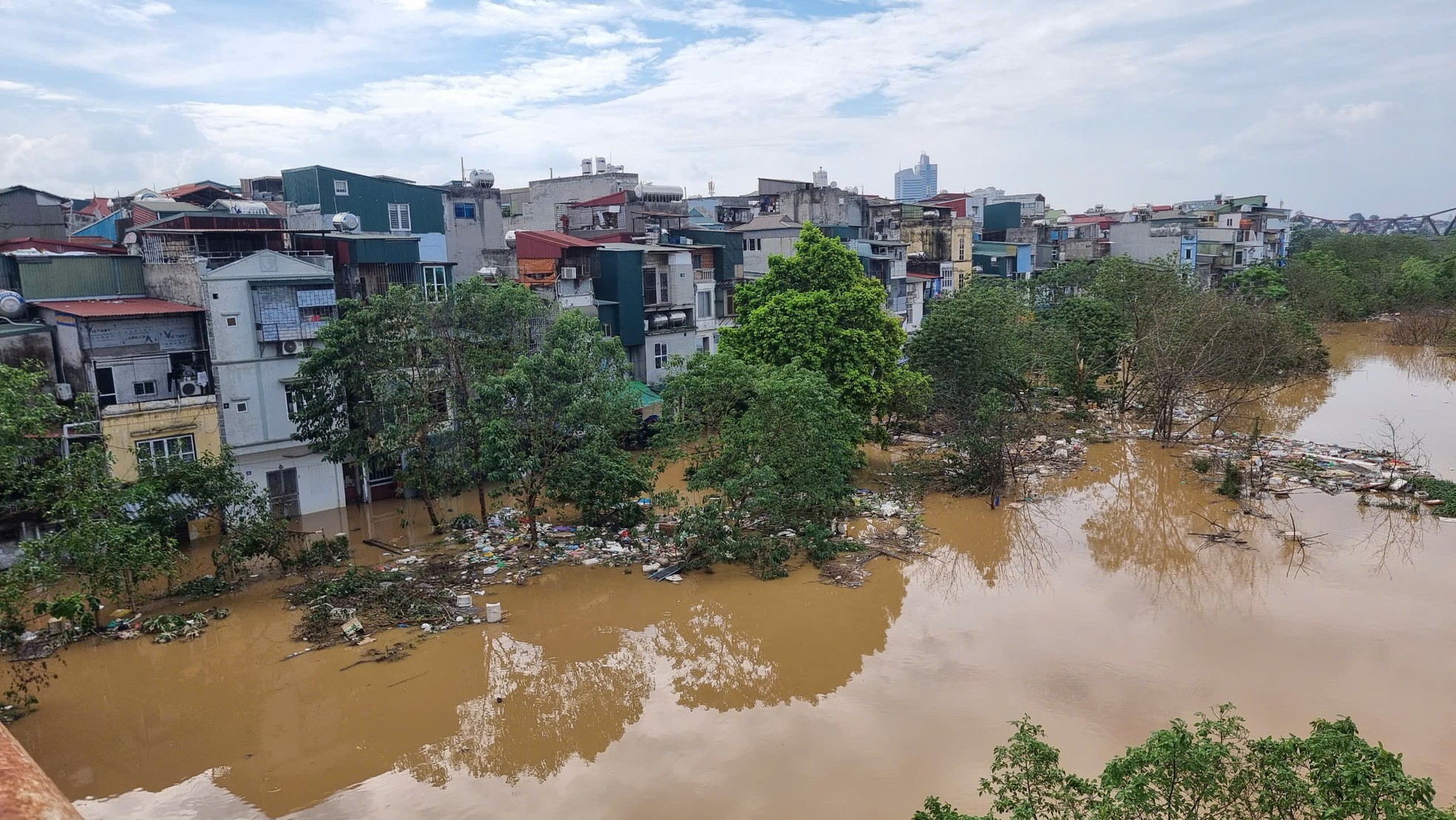 Mực nước sông Hồng giảm dần, bãi giữa dần lộ diện ảnh 9