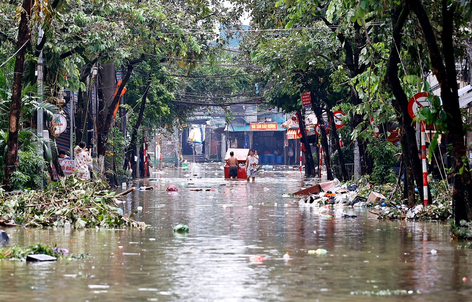 Hà Nội: Nhân viên y tế đi thuyền vào chữa bệnh cho dân ảnh 4