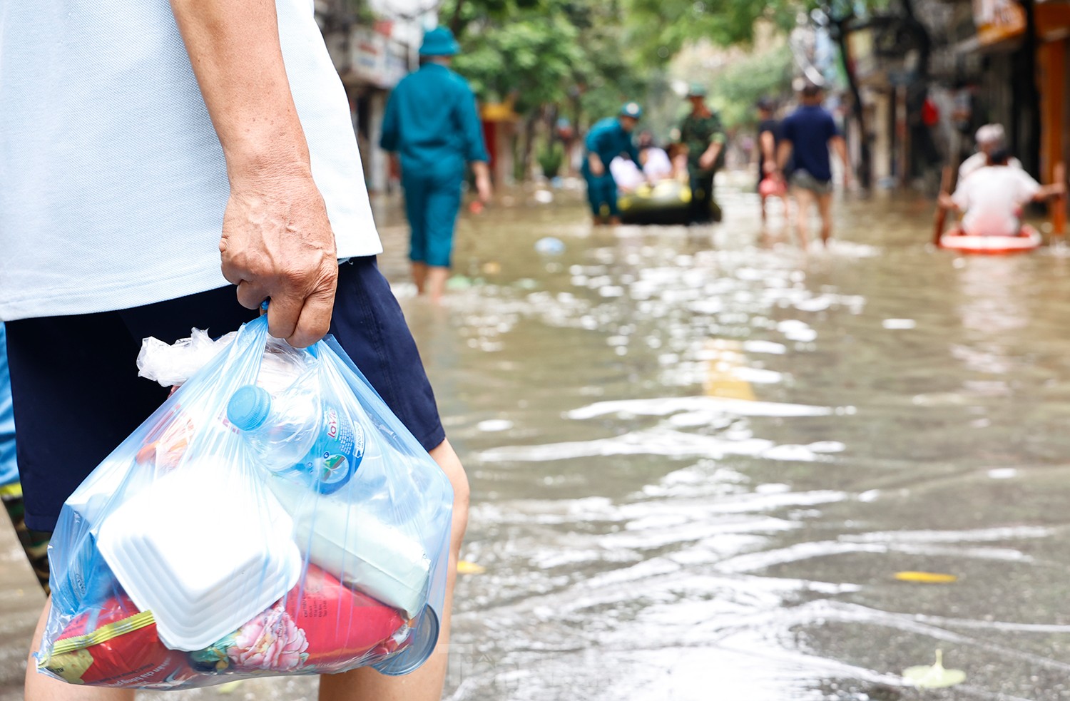 Hà Nội: Nhân viên y tế đi thuyền vào chữa bệnh cho dân ảnh 12