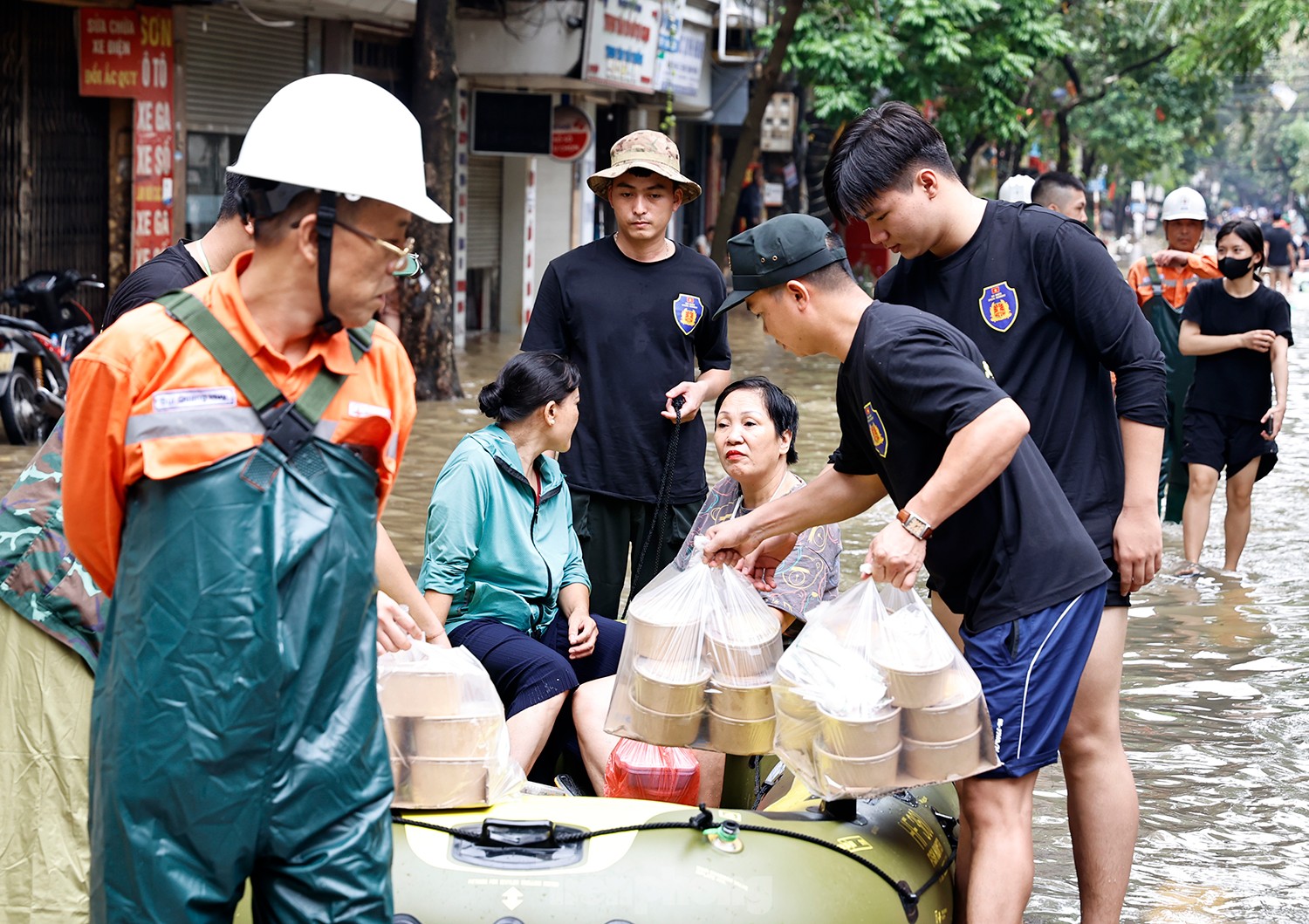 Hà Nội: Nhân viên y tế đi thuyền vào chữa bệnh cho dân ảnh 14