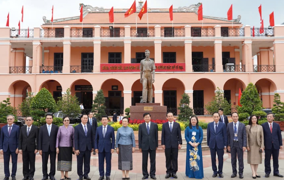 Tổng Bí thư, Chủ tịch nước Lào Thongloun Sisoulith cùng Phu nhân Naly Sisoulith chụp hình lưu niệm với các đại biểu trước Bảo tàng Hồ Chí Minh.