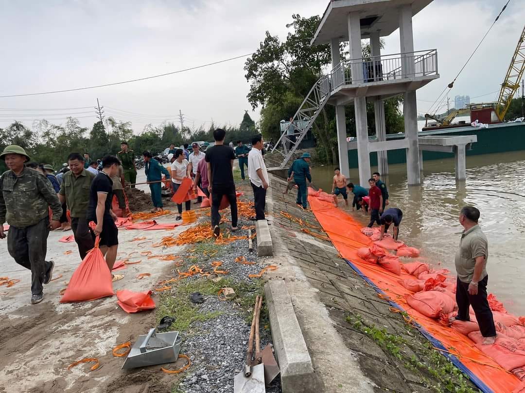 Phó Thủ tướng Trần Hồng Hà: Không để dân thiếu thực phẩm, nước uống, thuốc men- Ảnh 4.