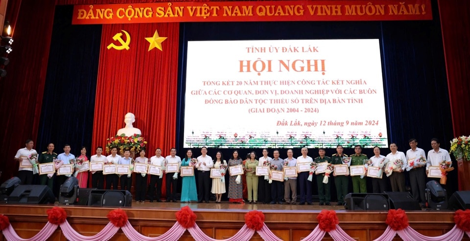 Ban Thường vụ Tỉnh ủy , UBND tỉnh Đắk Lắk tặng bằng khen cho các đơn vị  có thành tích xuất sắc trong 20 năm thực hiện công tác kết nghĩa với buôn đồng bào dân tộc thiểu số.