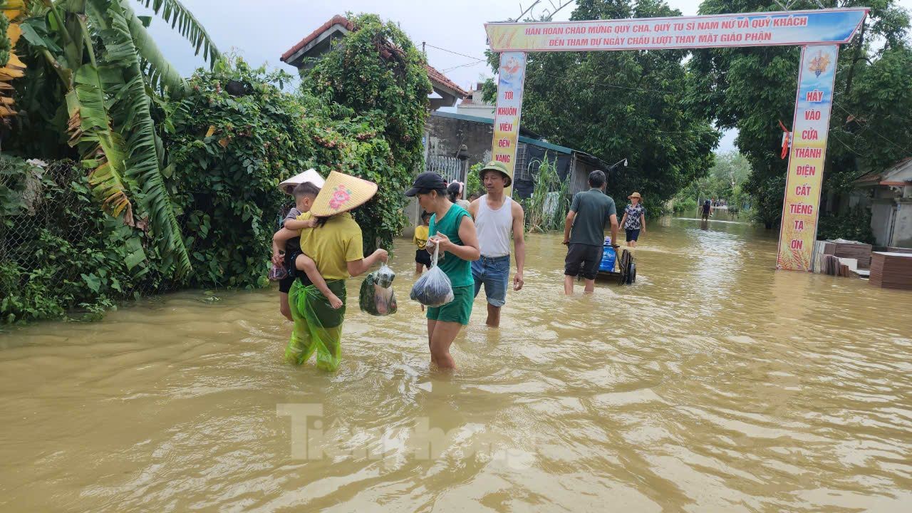 Chương Mỹ xuất hiện nhiều 'ốc đảo' sau mưa lũ ảnh 13