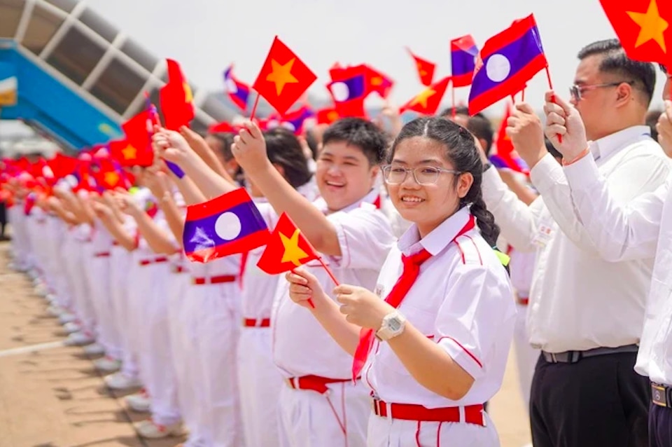 Có mặt tại sân bay Tân Sơn Nhất từ sớm, học sinh hai nước Việt Nam, Lào đã sẵn sàng chào đón sự xuất hiện của Tổng Bí thư, Chủ tịch nước Lào Thongloun Sisoulith