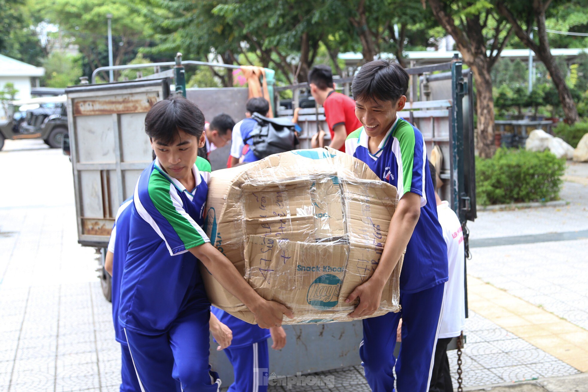 Chuyến xe nghĩa tình của tuổi trẻ Đà Nẵng lăn bánh, tiếp sức vùng ngập lụt ảnh 9