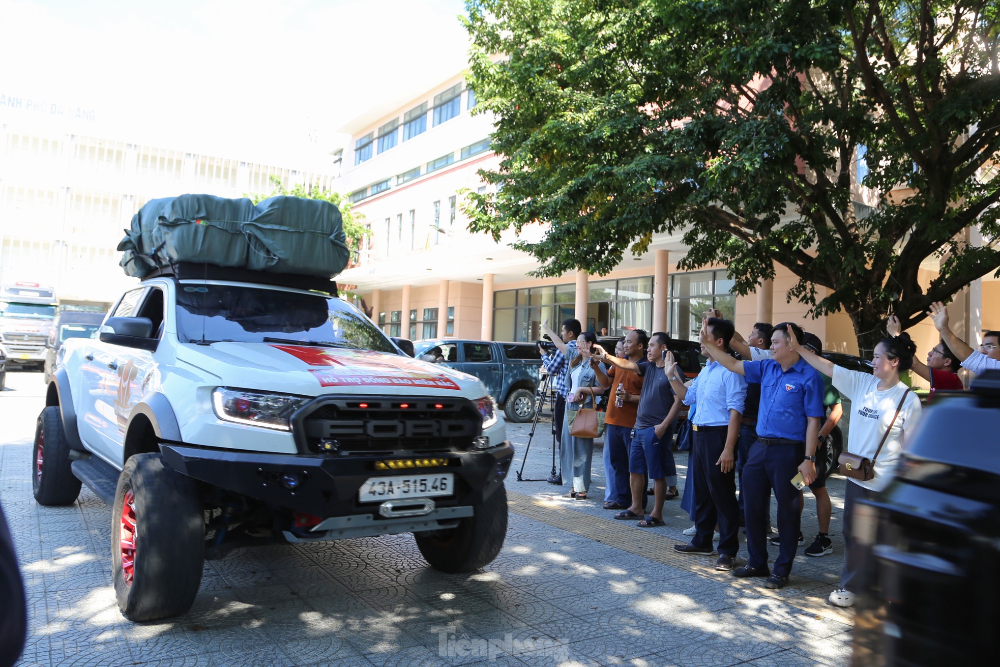 Chuyến xe nghĩa tình của tuổi trẻ Đà Nẵng lăn bánh, tiếp sức vùng ngập lụt ảnh 21