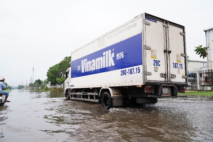 Vinamilk hỗ trợ 550.000 sản phẩm sữa, nước cho trẻ em và người dân vùng bão lũ- Ảnh 5.