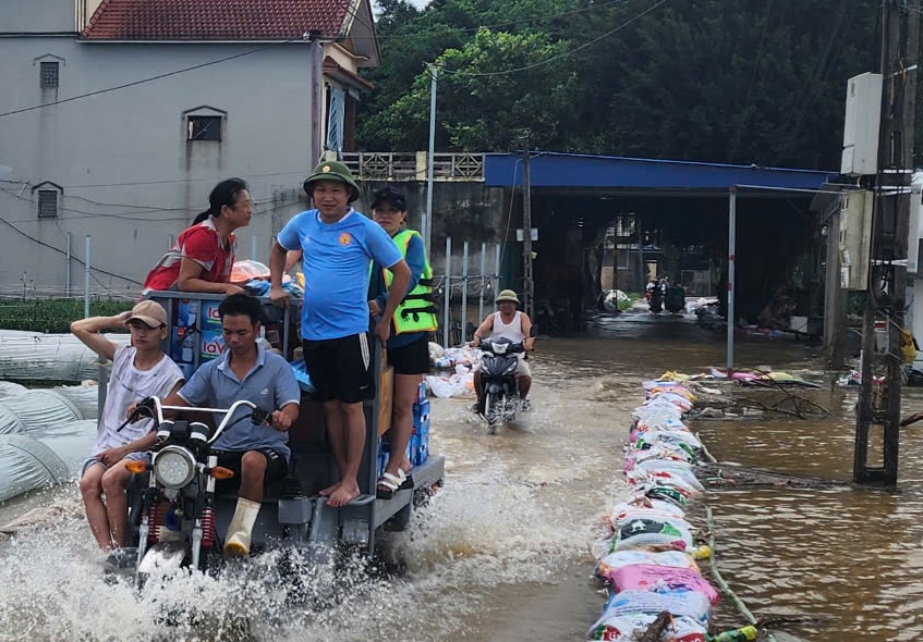 Cận cảnh khẩn cấp hộ đê, sơ tán dân tại các vùng báo động lũ cấp 3 ở Nam Định- Ảnh 5.