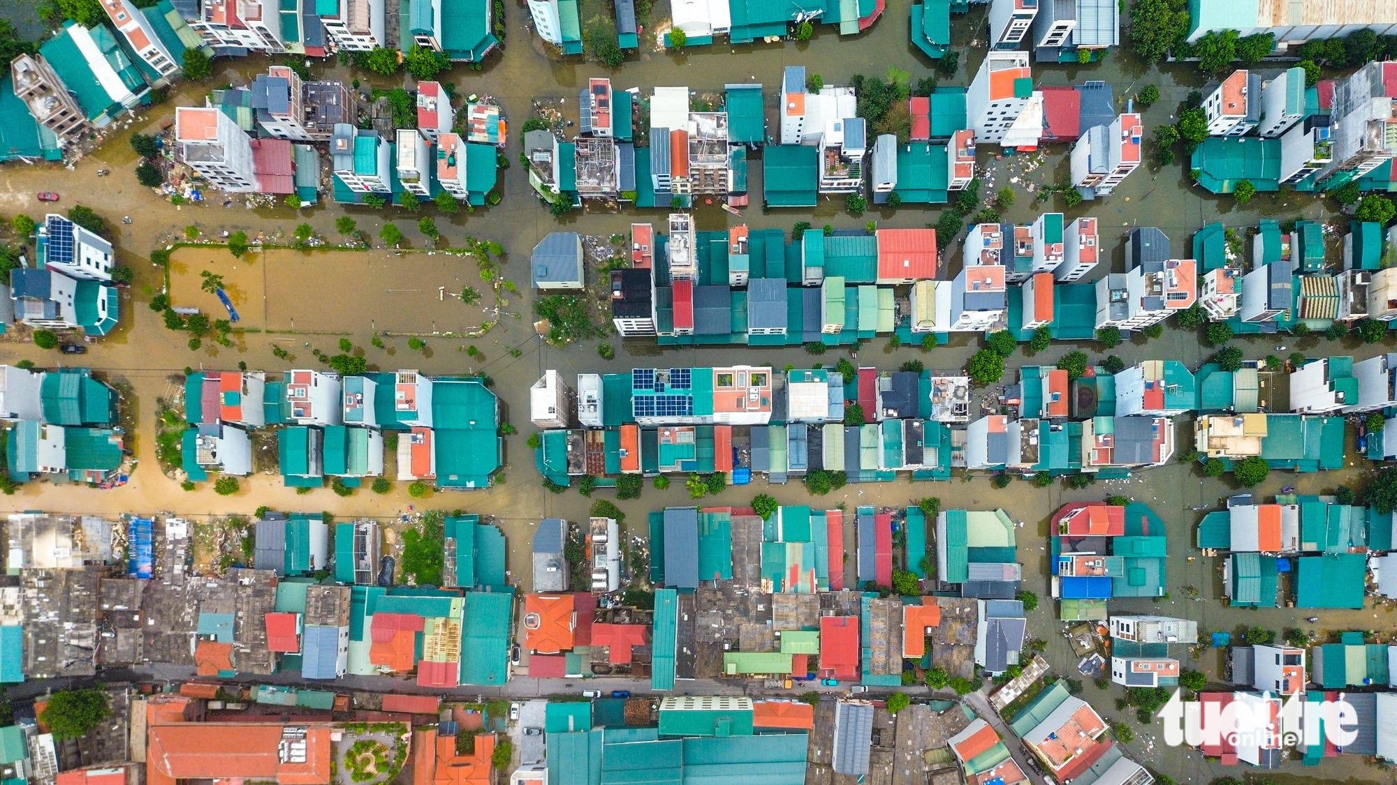 Tiểu thương ở Bát Tràng xót xa đập bỏ những cặp lục bình cả trăm triệu bị vỡ, mẻ do lũ - Ảnh 3.