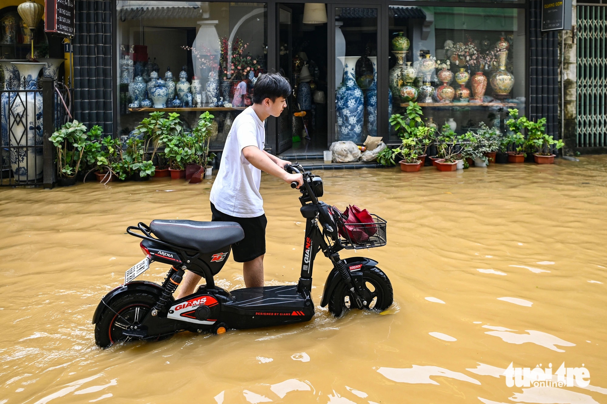 Tiểu thương ở Bát Tràng xót xa đập bỏ những cặp lục bình cả trăm triệu bị vỡ, mẻ do lũ - Ảnh 5.