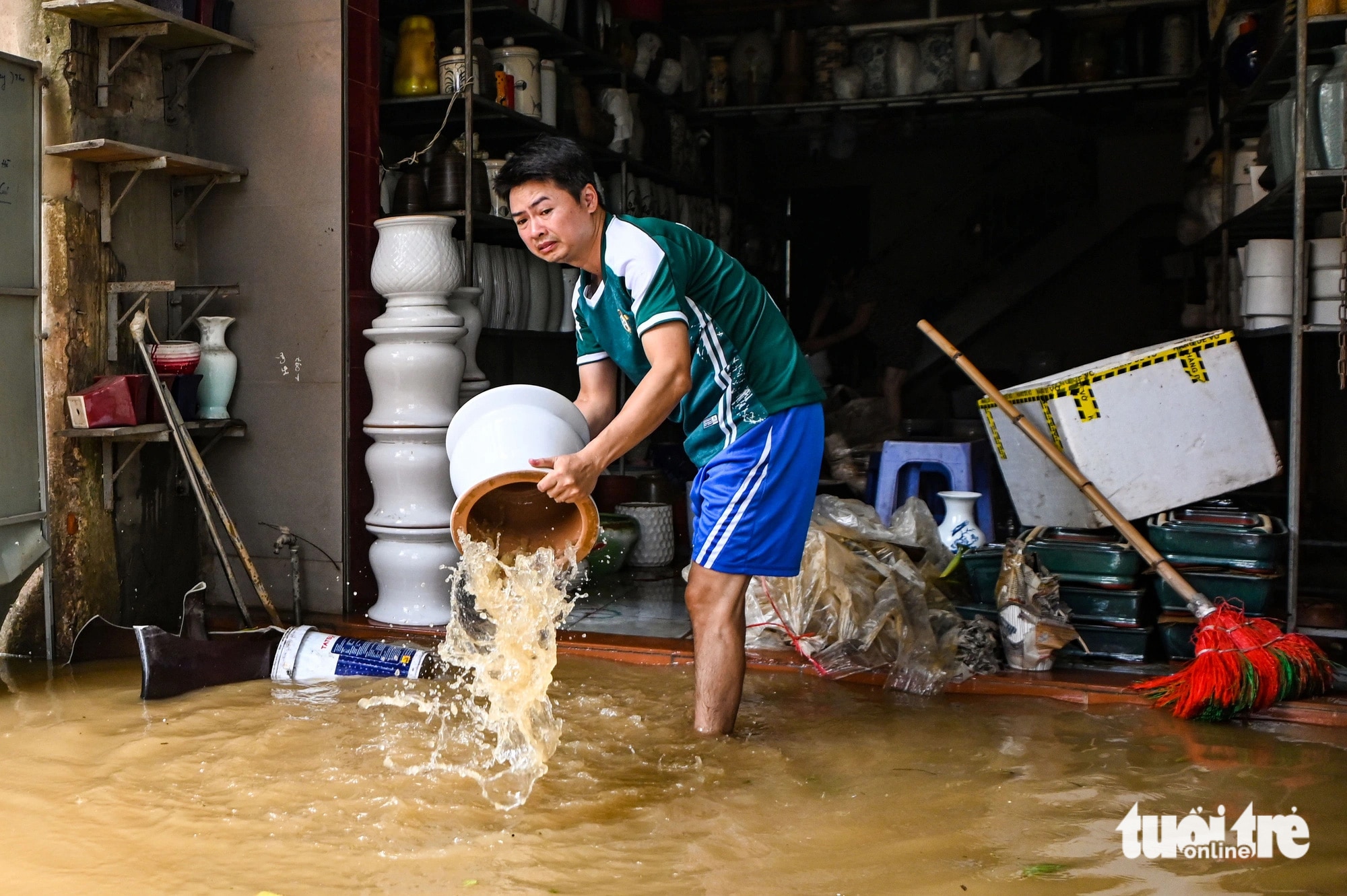 Tiểu thương ở Bát Tràng xót xa đập bỏ những cặp lục bình cả trăm triệu bị vỡ, mẻ do lũ - Ảnh 11.