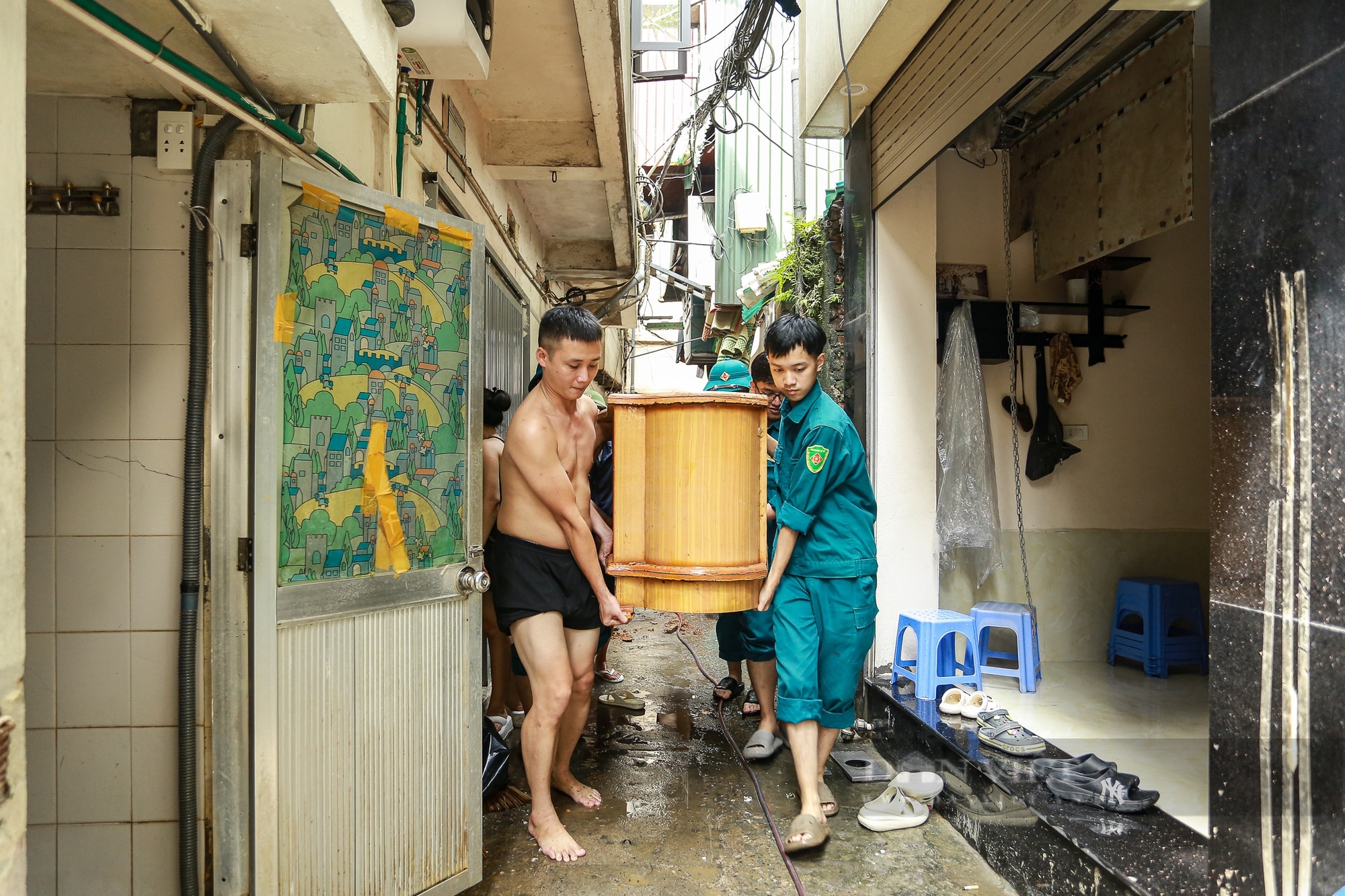 Bùn đất ngập ngụa, người dân ven sông Hồng tất bật dọn dẹp nhà cửa khi nước rút - Ảnh 2.