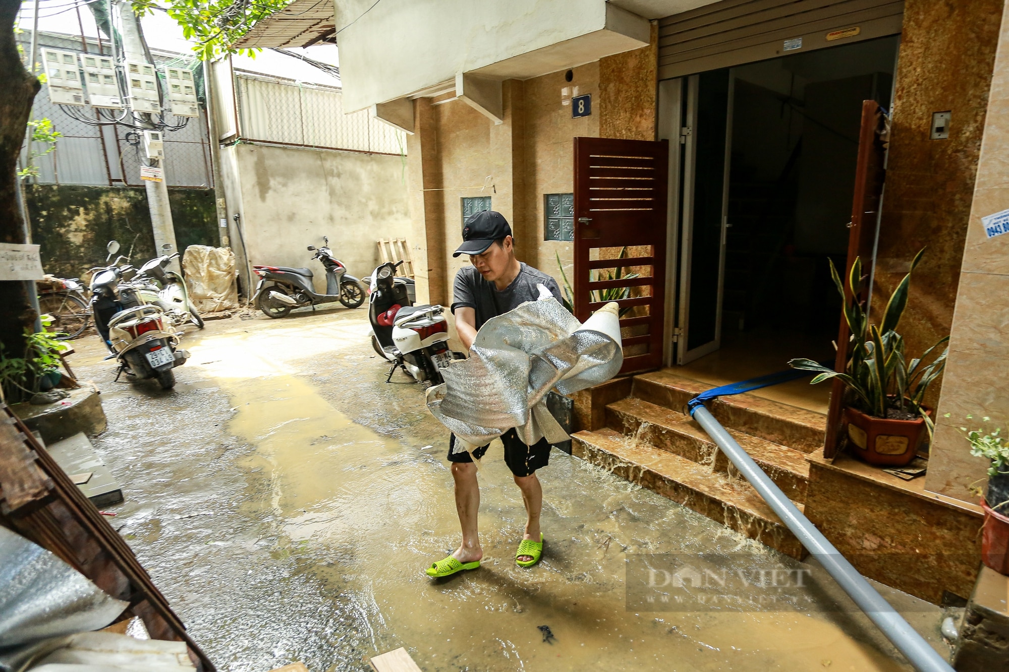 Bùn đất ngập ngụa, người dân ven sông Hồng tất bật dọn dẹp nhà cửa khi nước rút - Ảnh 10.