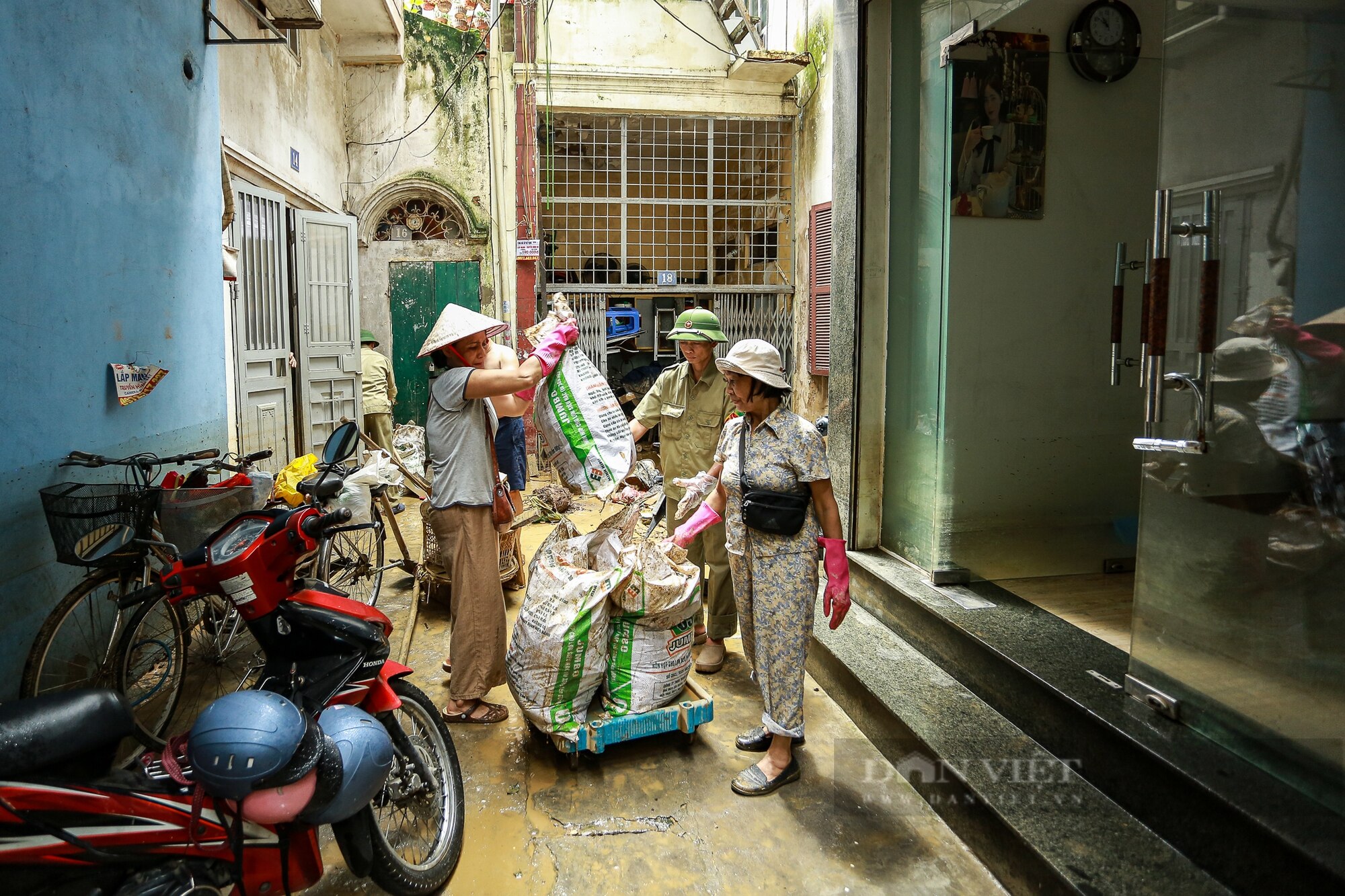 Bùn đất ngập ngụa, người dân ven sông Hồng tất bật dọn dẹp nhà cửa khi nước rút - Ảnh 14.