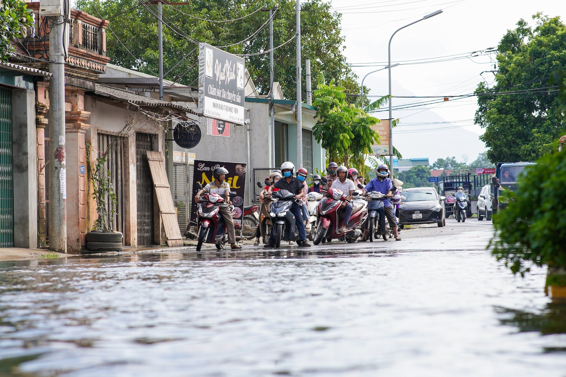 Người dân ngoại thành Hà Nội tất bật ra đồng chạy đua với lũ vớt vát tài sản ảnh 9