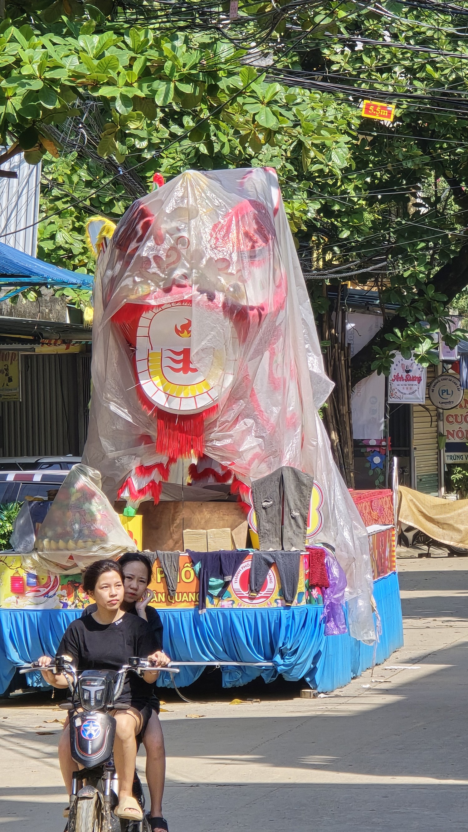 Đoàn xe đèn lồng khổng lồ ở Tuyên Quang 'nằm bất động' trong bão lũ ảnh 5