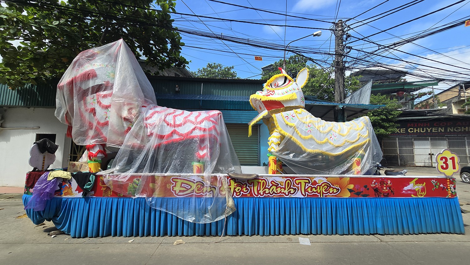 Đoàn xe đèn lồng khổng lồ ở Tuyên Quang 'nằm bất động' trong bão lũ ảnh 11