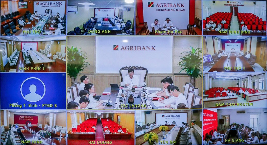 Tổng Giám đốc Agribank Phạm Toàn Vượng tổ chức cuộc họp cùng các đơn vị, chi nhánh chịu ảnh hưởng của bão, lũ để kịp thời nắm bắt tình hình, thực hiện các giải pháp cấp bách hỗ trợ khắc phục thiệt hại