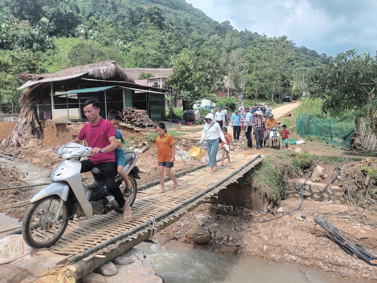 Thứ trưởng, Phó Chủ nhiệm Ủy ban Dân tộc Y Vinh Tơr thăm hỏi, động viên đồng bào vùng lũ Tuyên Quang 5