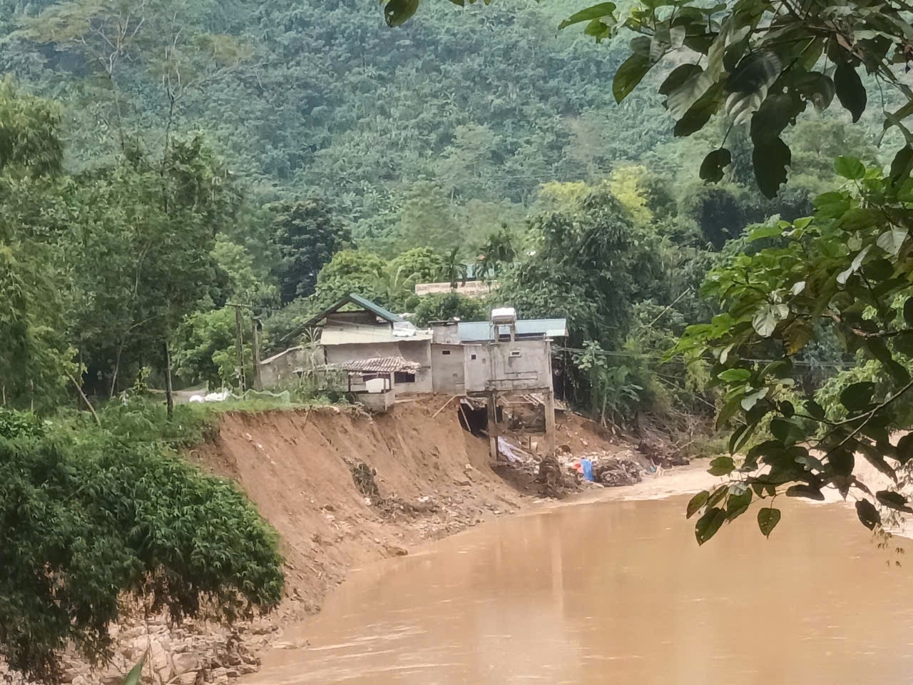 Thứ trưởng, Phó Chủ nhiệm Ủy ban Dân tộc Y Vinh Tơr thăm hỏi, động viên đồng bào vùng lũ Tuyên Quang 8