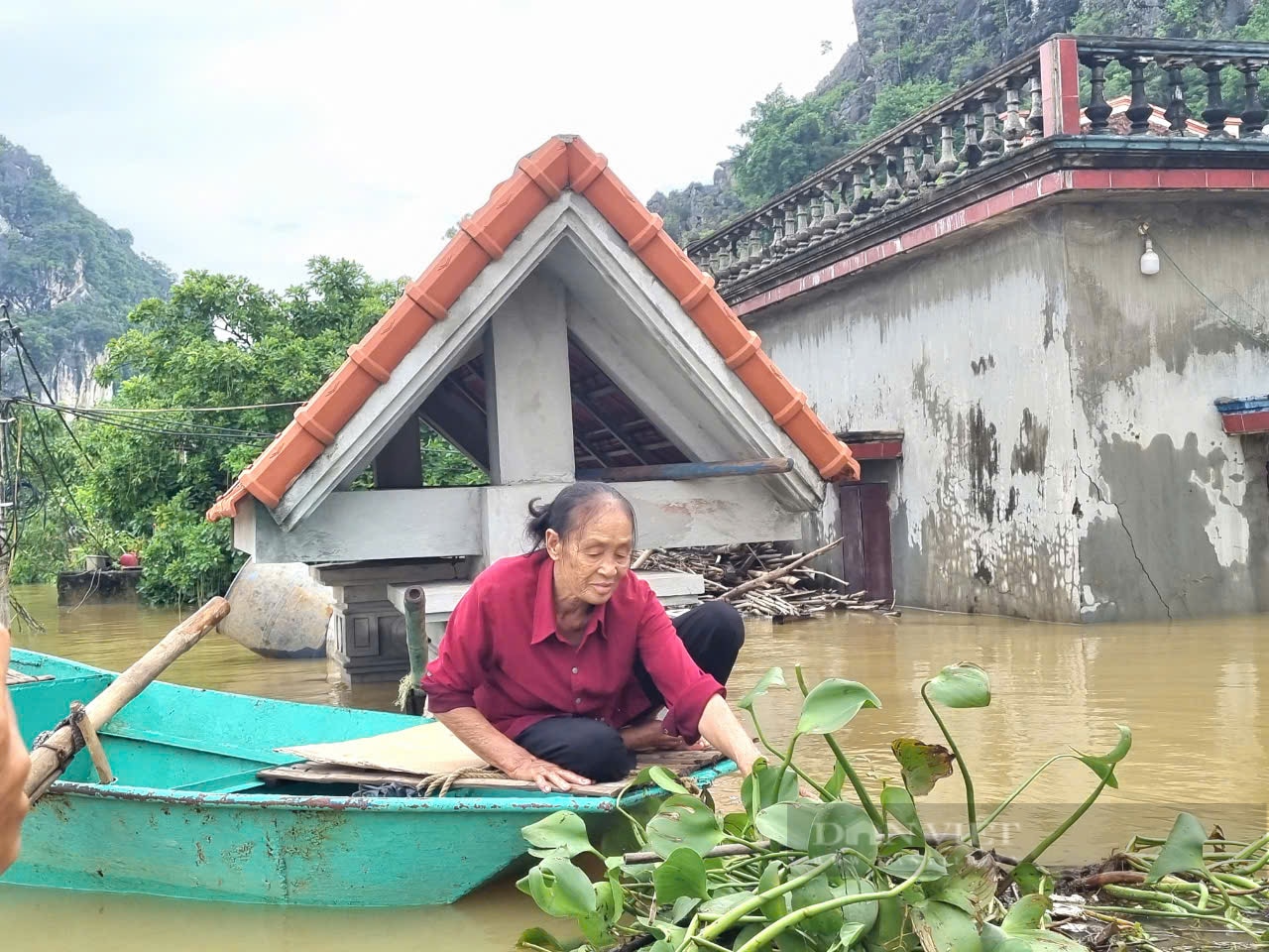 Cuộc sống 2.500 nhân khẩu ở Kênh Gà cô lập bởi lũ: Nấu cơm ngay trên thuyền, nhà nào cũng có thuyền- Ảnh 3.