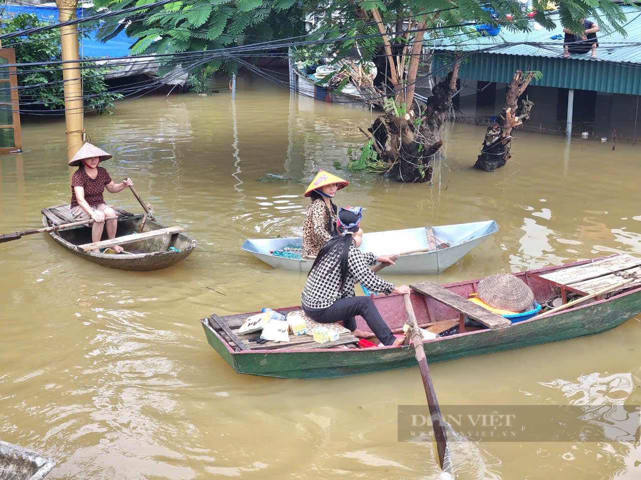 Cuộc sống 2.500 nhân khẩu ở Kênh Gà cô lập bởi lũ: Nấu cơm ngay trên thuyền, nhà nào cũng có thuyền- Ảnh 7.