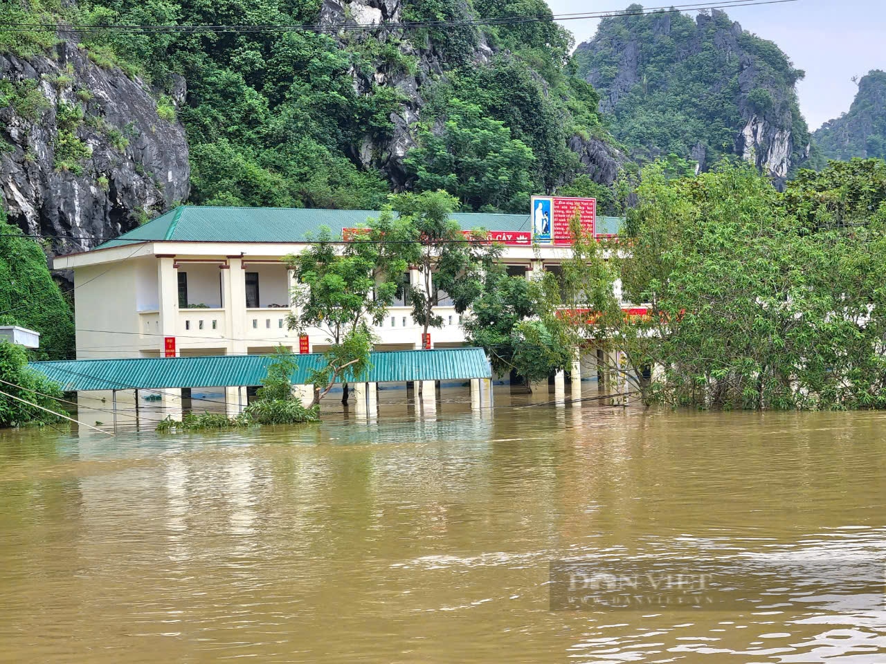 Cuộc sống 2.500 nhân khẩu ở Kênh Gà cô lập bởi lũ: Nấu cơm ngay trên thuyền, nhà nào cũng có thuyền- Ảnh 12.