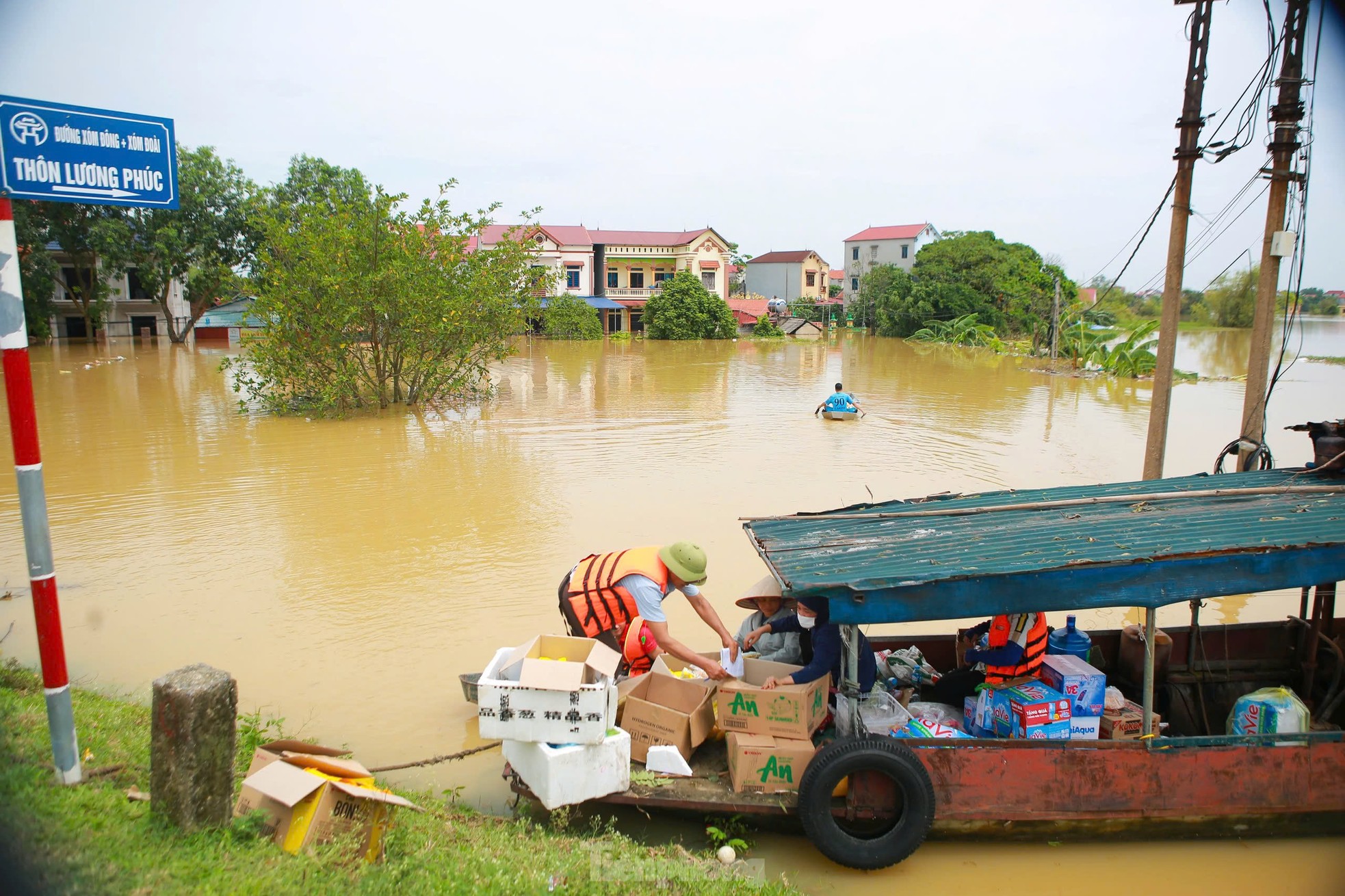 Nước ngập tới mái nhà, cả làng biến thành 'ốc đảo' ảnh 5