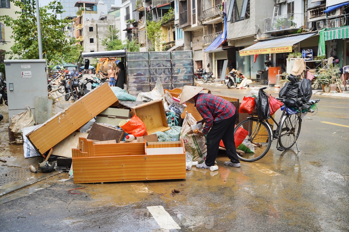 Người dân ven sông Hồng dọn dẹp nhà cửa khi nước rút ảnh 4